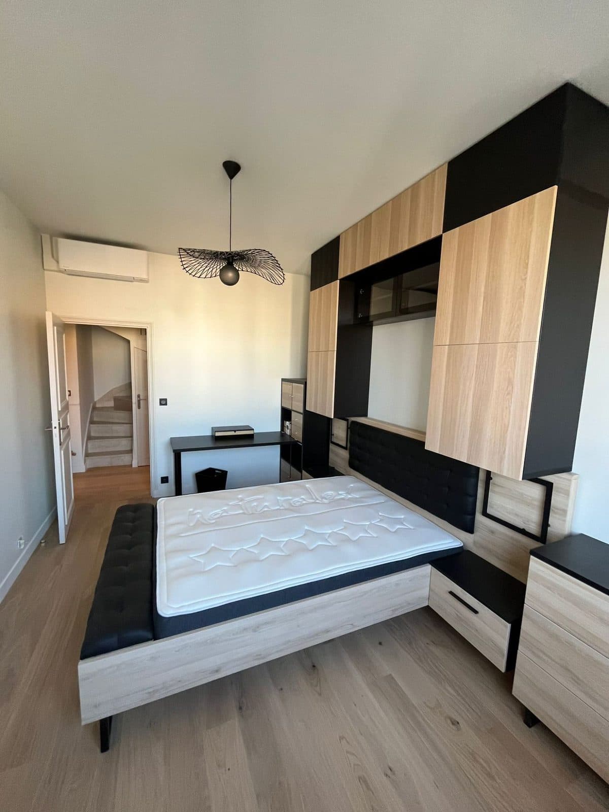 Chambre : ensemble sur mesure en chêne et noir, bureau intégré, vue vers le palier
