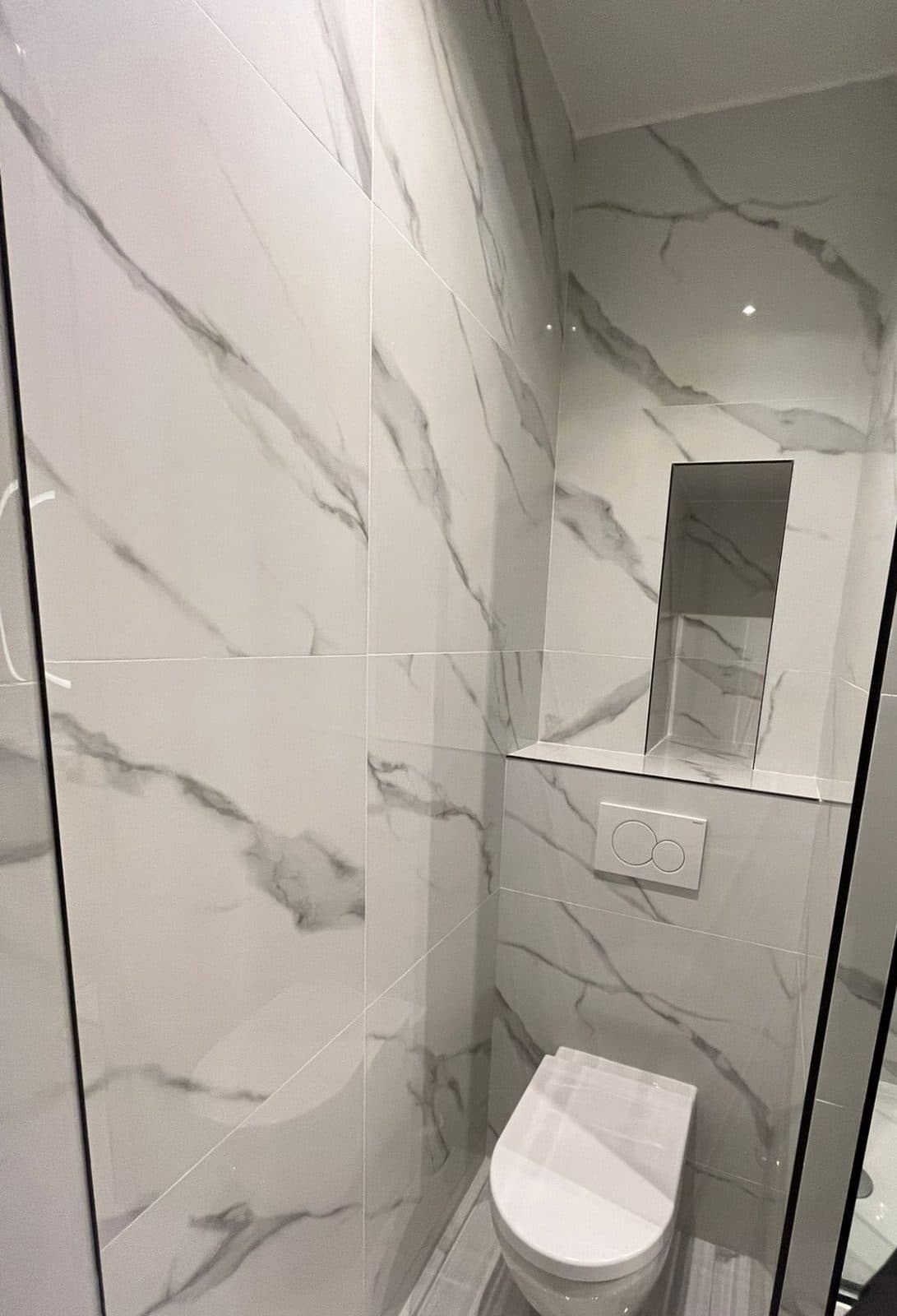 WC suspendu en grès effet marbre blanc avec niche murale encastrée